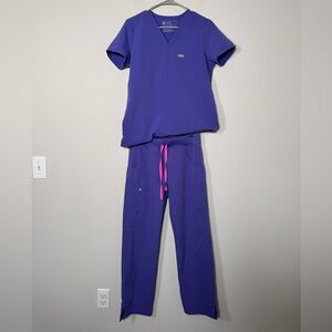 FIGS Scrubs SET - Kade Cargo Straight Leg Pant and Catarina Top in Amethyst - XS